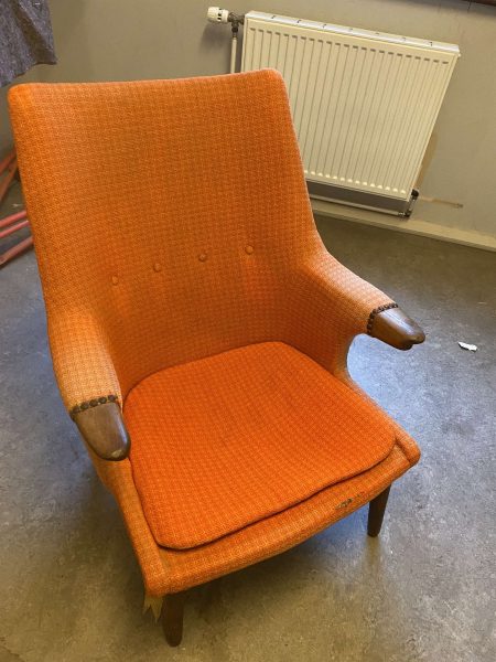 Orange lænestol før møbelpolstring i Kolding.