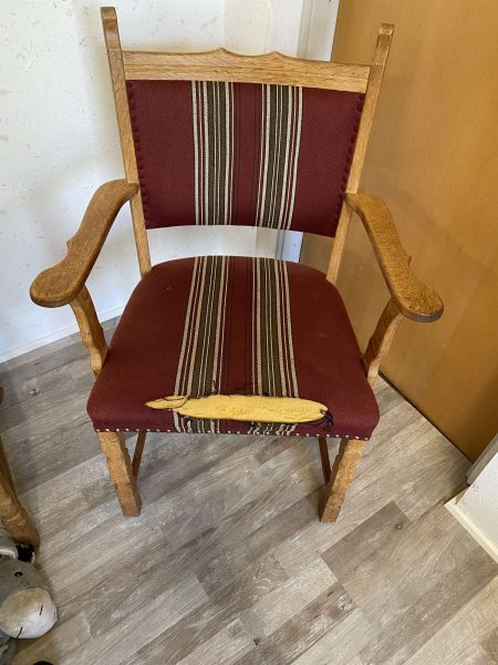 Stol med hul i betrækket før møbelpolstring i Kolding.