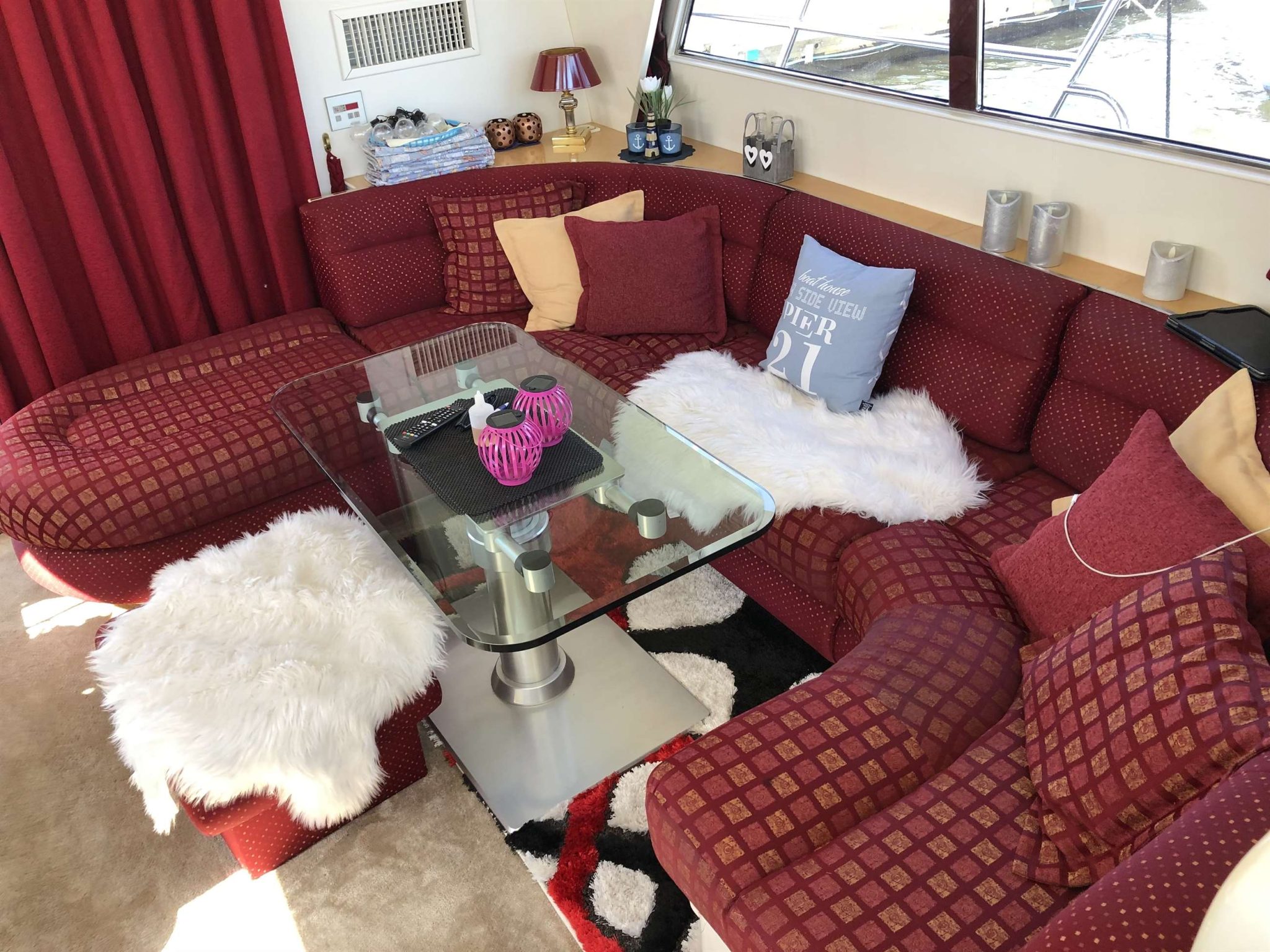 En rød sofa før den har fået møbelpolstring i Kolding.