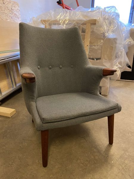 Grå lænestol efter møbelpolstring i Kolding.