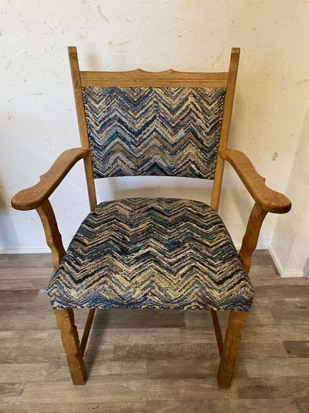 Stol af træ med mønstret betræk efter møbelpolstring i Kolding.