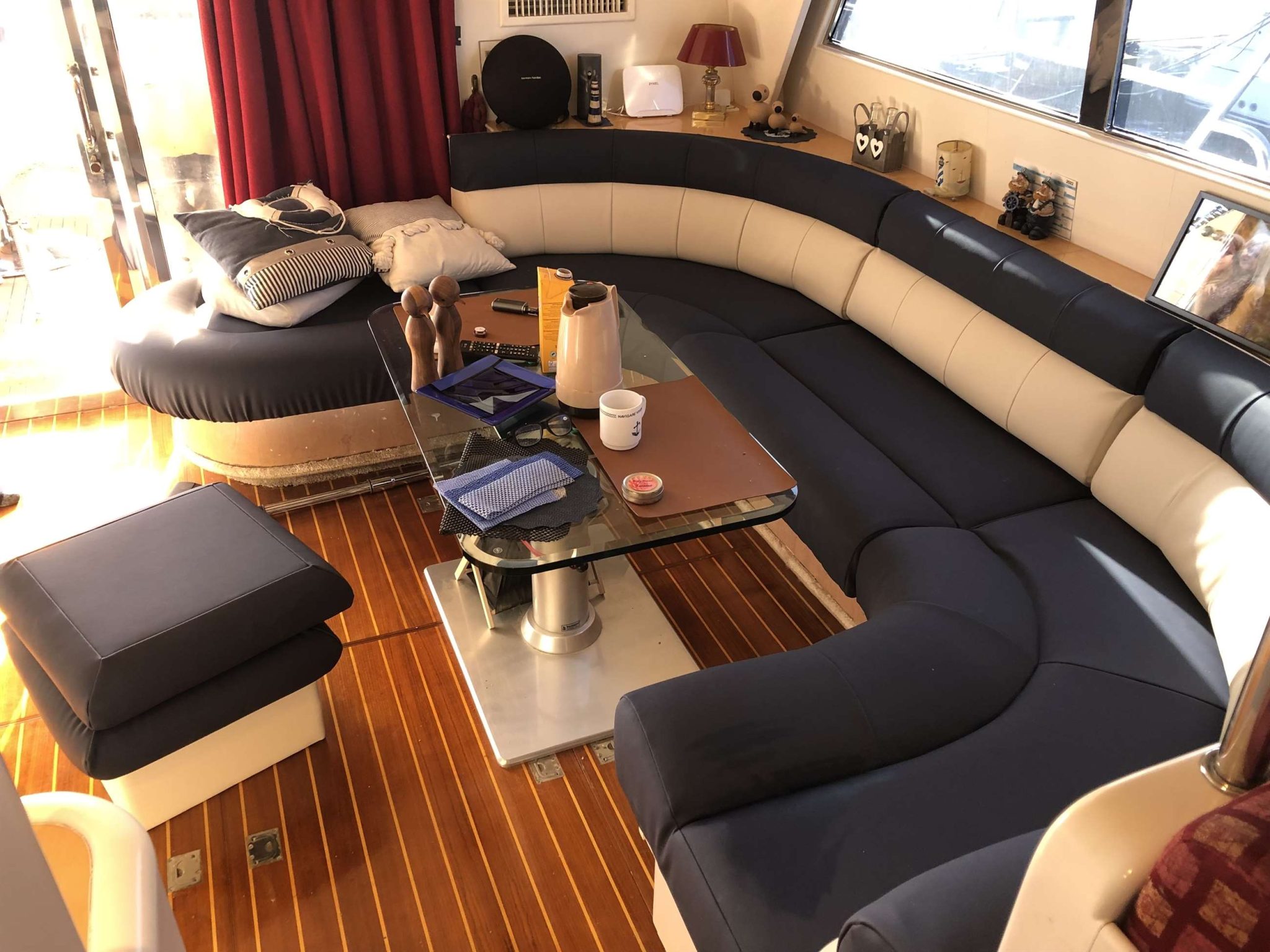 Sort sofa efter møbelpolstring i Kolding.